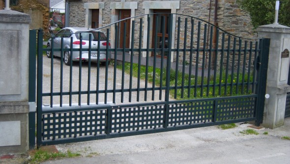 Puerta batiente - Trabajos en metal en Tapia de Casariego, Asturias